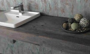 Im Badezimmer treffen sich rustiales Holz und funktionale Moderne